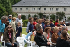 Zuschauer beim Singen im Freien