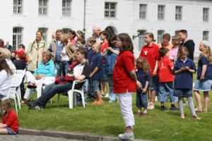 Zuschauer beim Singen im Freien