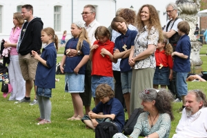 Zuschauer beim Singen im Freien